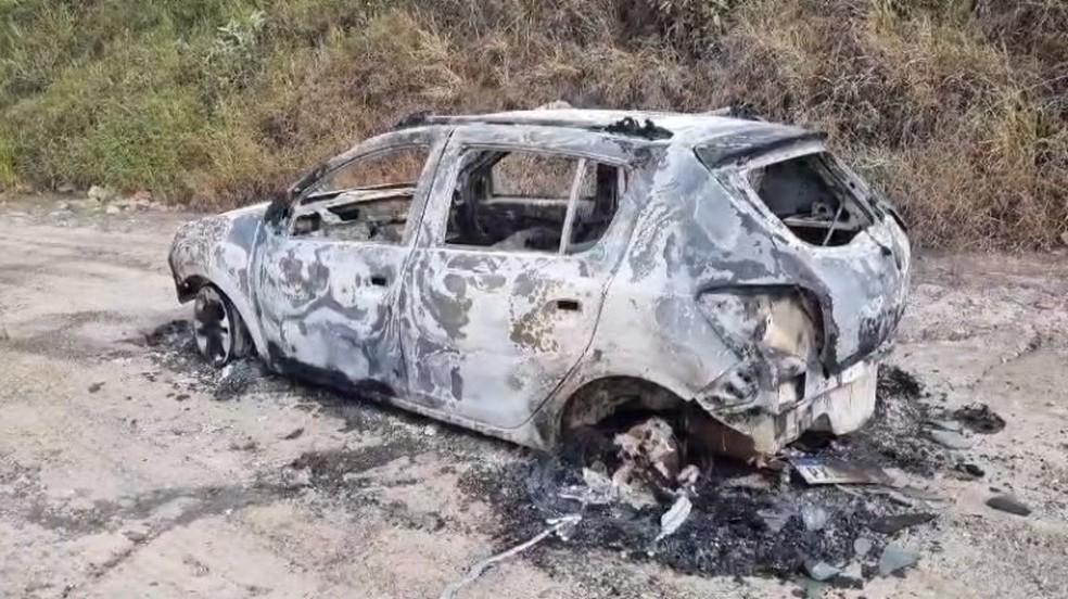 Carro de Cludio foi encontrado carbonizado em uma estrada de Mairinque SP na tera-feira 21 Foto So Roque Notcias