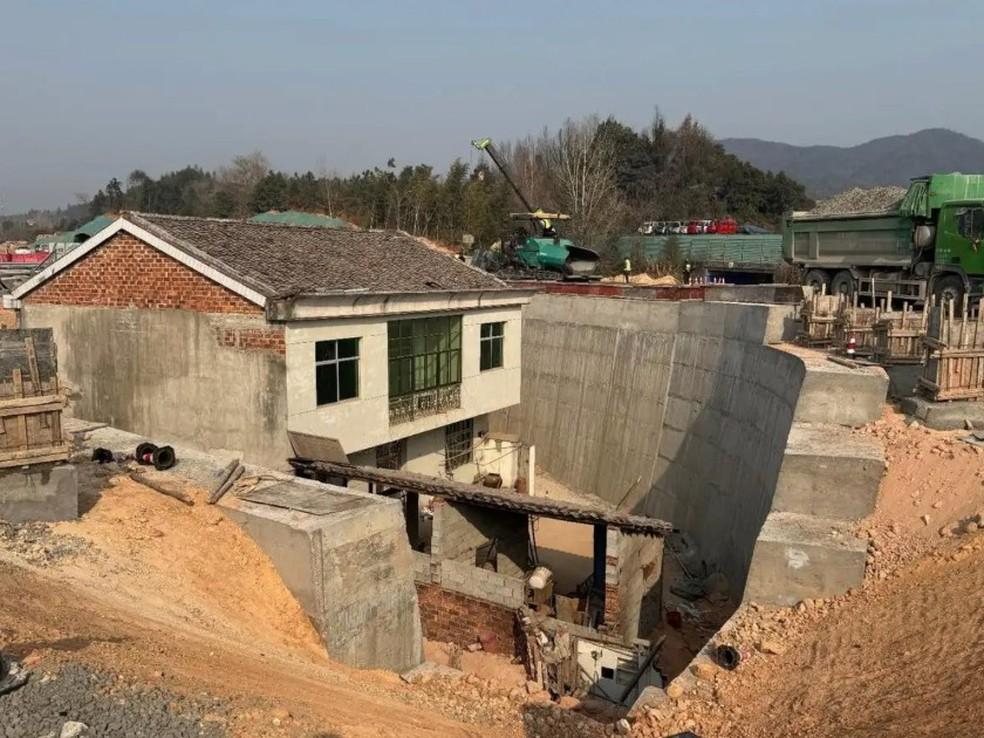 Homem se recusa a vender casa e fica ilhado no meio de rodovia na China Foto ReproduoX
