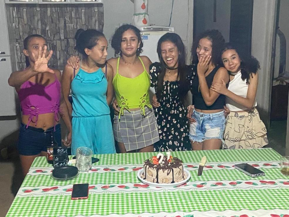 Nicole Karoline Coimbra Silva com as irms em comemorao ao aniversrio de Natlia Foto ReproduoRedes Sociais