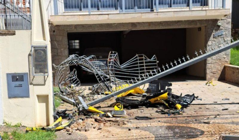 Ferrari de R 3 milhes destruiu o porto da residncia