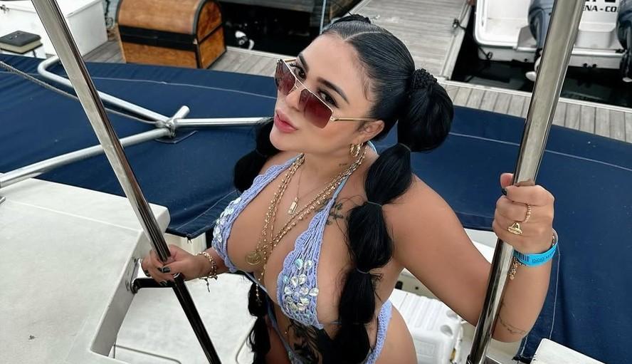 Image: https://mulherinteressante.com/wp-content/uploads/2025/02/postiimg-67b80b76de7377013.jpg A influenciadora Paula Mackenzie
