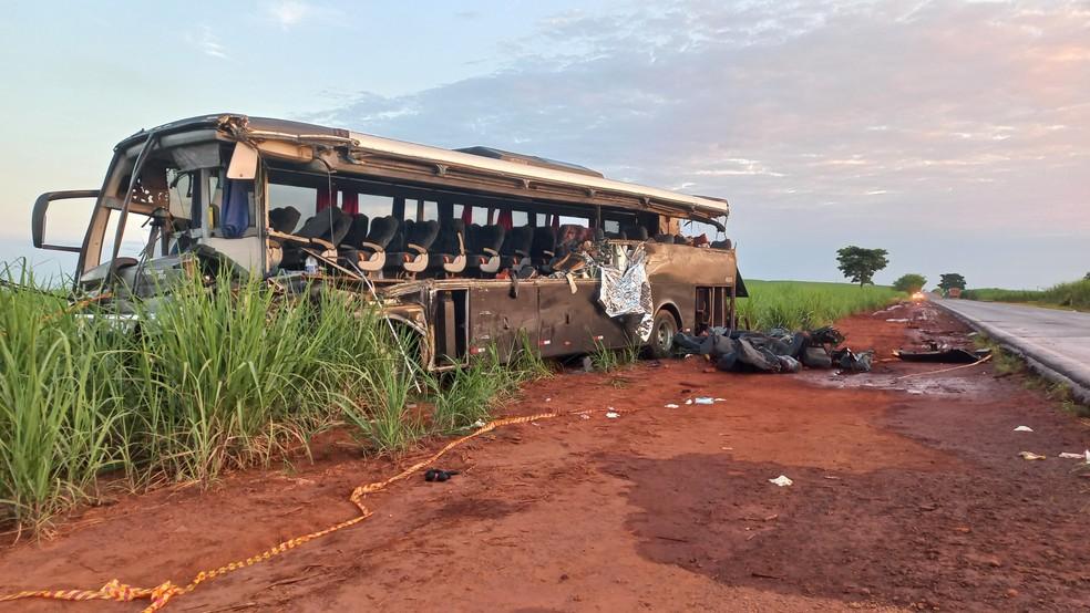 nibus que colidiu com caminho entre Nuporanga SP e So Jos da Bela Vista SP ficou destrudo Foto Guilherme LeoniEPTV