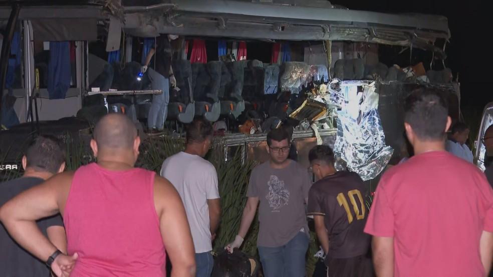 Testemunhas ajudam no resgate de vtimas de acidente entre nibus e caminho Foto EPTV