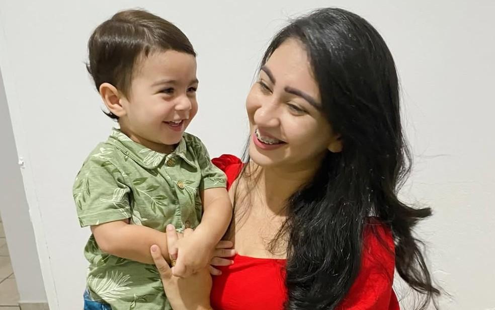 Salomo Faustino que morreu aps ser esquecido dentro de carro por dona de creche e a me Giselle Faustino em Gois Foto ReproduoRedes sociais de Giselle Faustino