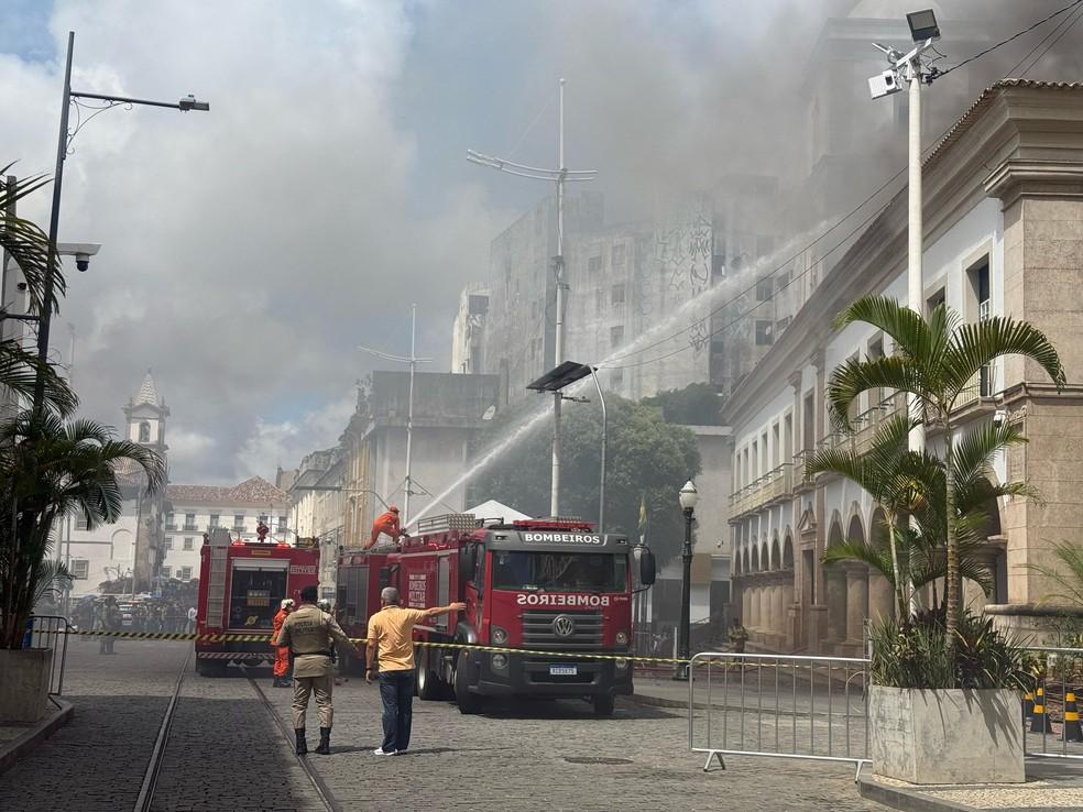 Bombeiros atuam para combater chamas Foto Giana MattiazziTV Bahia