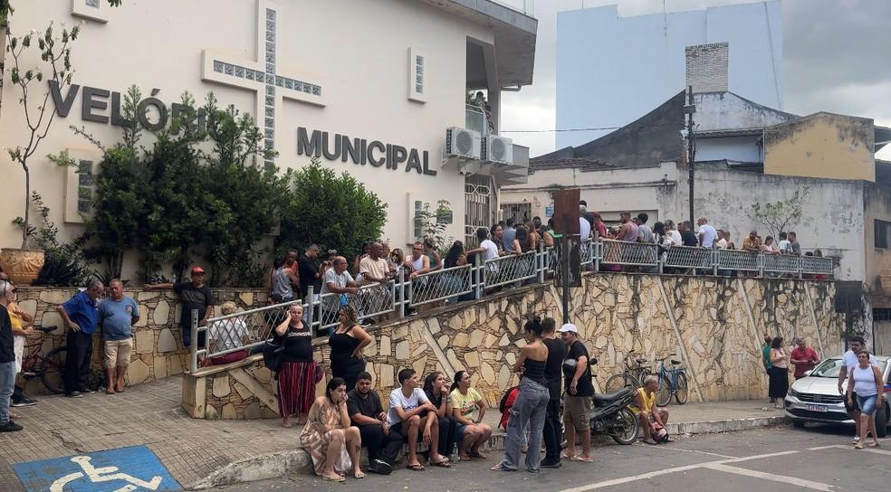 Corpos dos dois jovens foram sepultados no Cemitrio Municipal de Ub Foto Nayara de PaulaTV Integrao