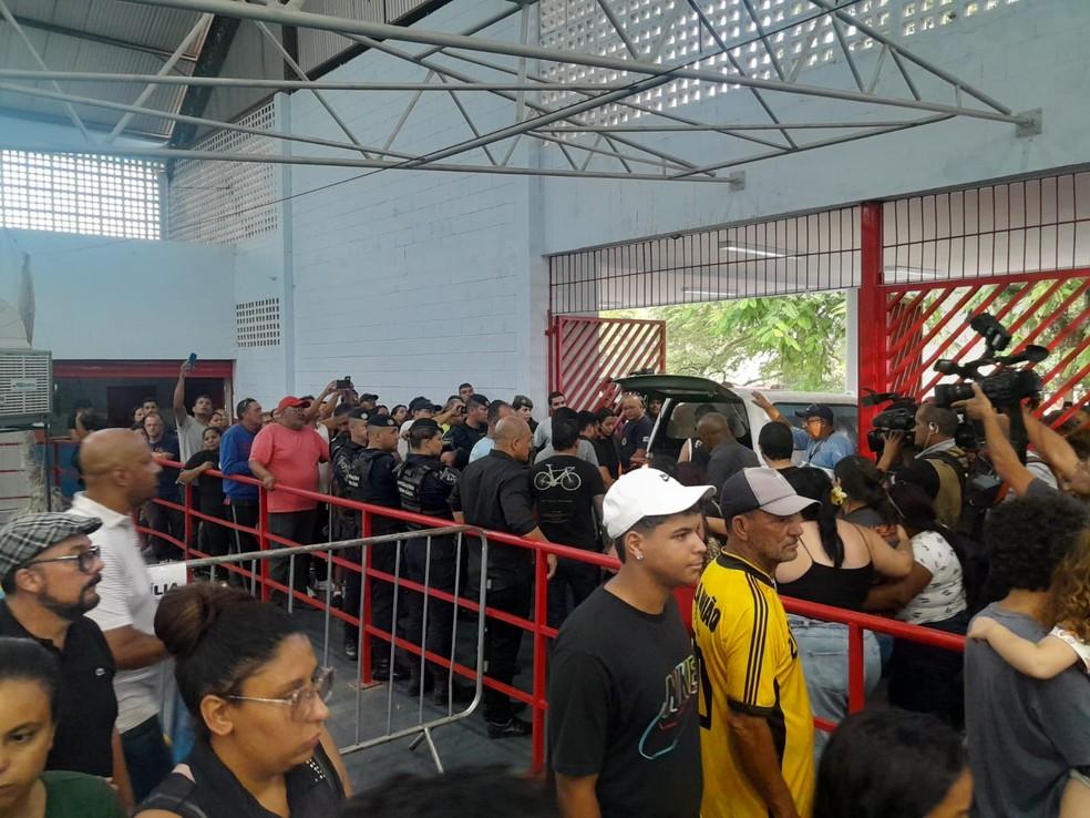 Corpo de Vitria levado para cemitrio Foto Bernardo BortolottoTV Globo