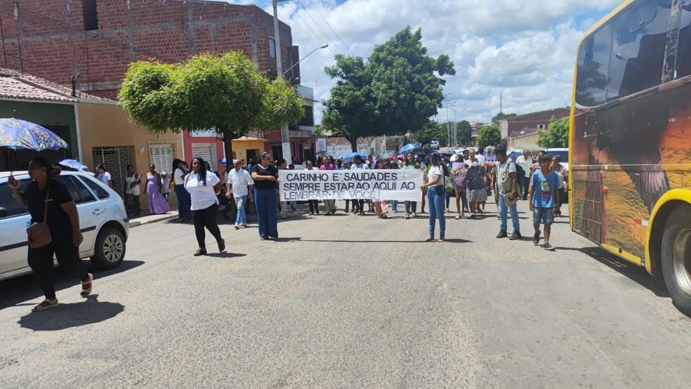 Familiares amigos e moradores da cidade participam de cortejo de adolescente de 13 anos Foto Caren Diniz TV Asa Branca