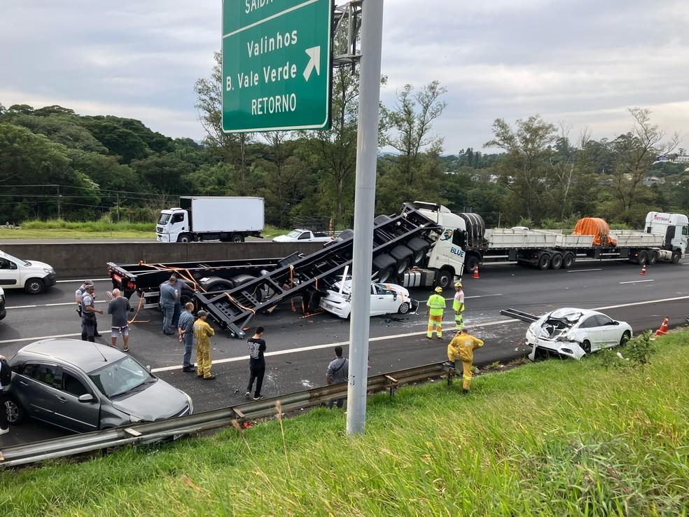 Acidente entre uma carreta e trs carros causa congetionamento na Rodovia Anhanguera SP-330 Foto Victor Hugo BittencourtEPTV