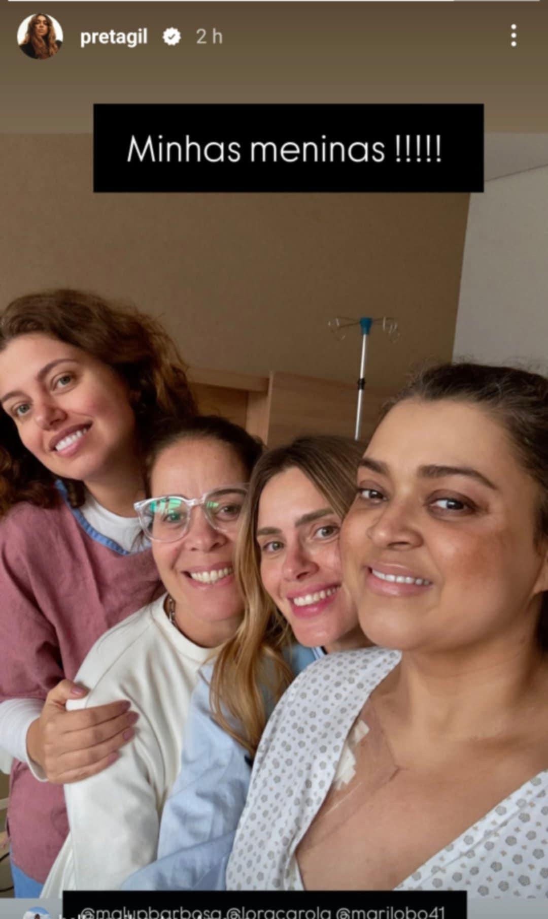 Preta Gil no hospital com as amigas