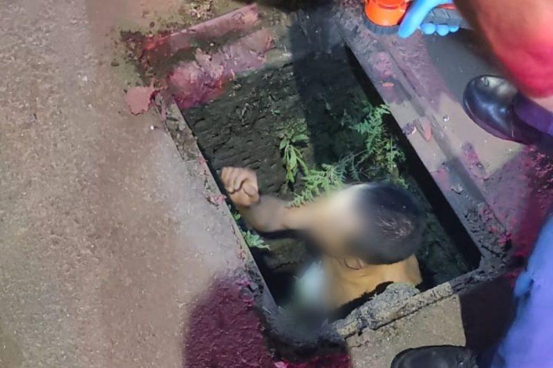 Homem resgatado nu de bueiro ele tinha ferimentos nos joelhos 8211 Foto Guarda MunicipalND