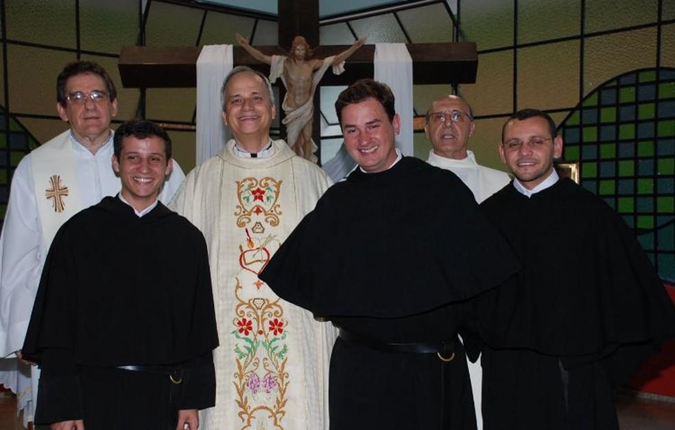 Image: https://mulherinteressante.com/wp-content/uploads/2025/05/postiimg-681e34752d4b37098.jpeg Robert Francis Prevost o Leo XIV ao centro sucessor de Francisco em visita a Mrio Campos em 2012 Foto Arquivo Padres Agostinianos
