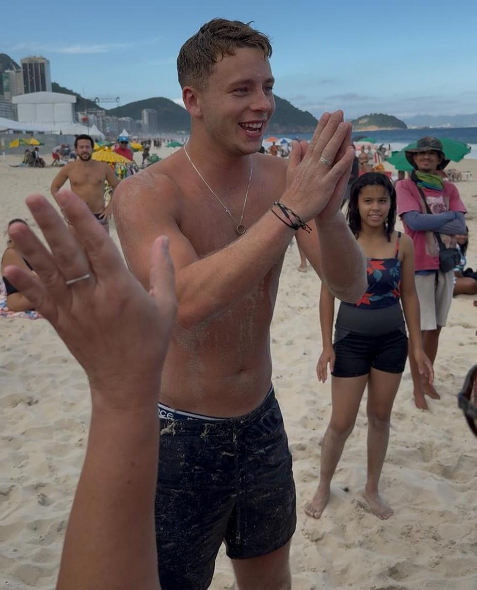 Turista fica preso por quase 3 horas em buraco na areia de Copacabana Foto Alan Smith