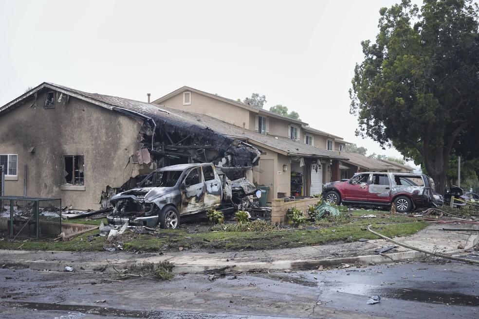 Veculos e casas danificados por queda de avio de pequeno porte em bairro de San Diego em 22 de maio de 2025 Foto AP PhotoGregory Bull