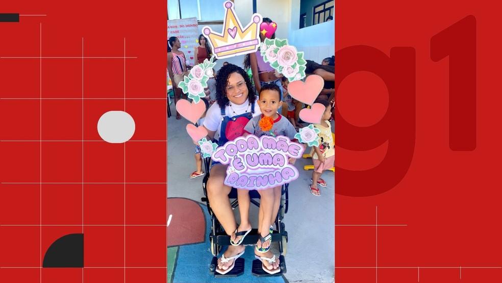 Jessica Avelino de 26 anos ficou paraplgica aps complicao causada por furnculo Na foto ela est com o filho Pietro de 3 anos Esprito Santo Foto Arqui