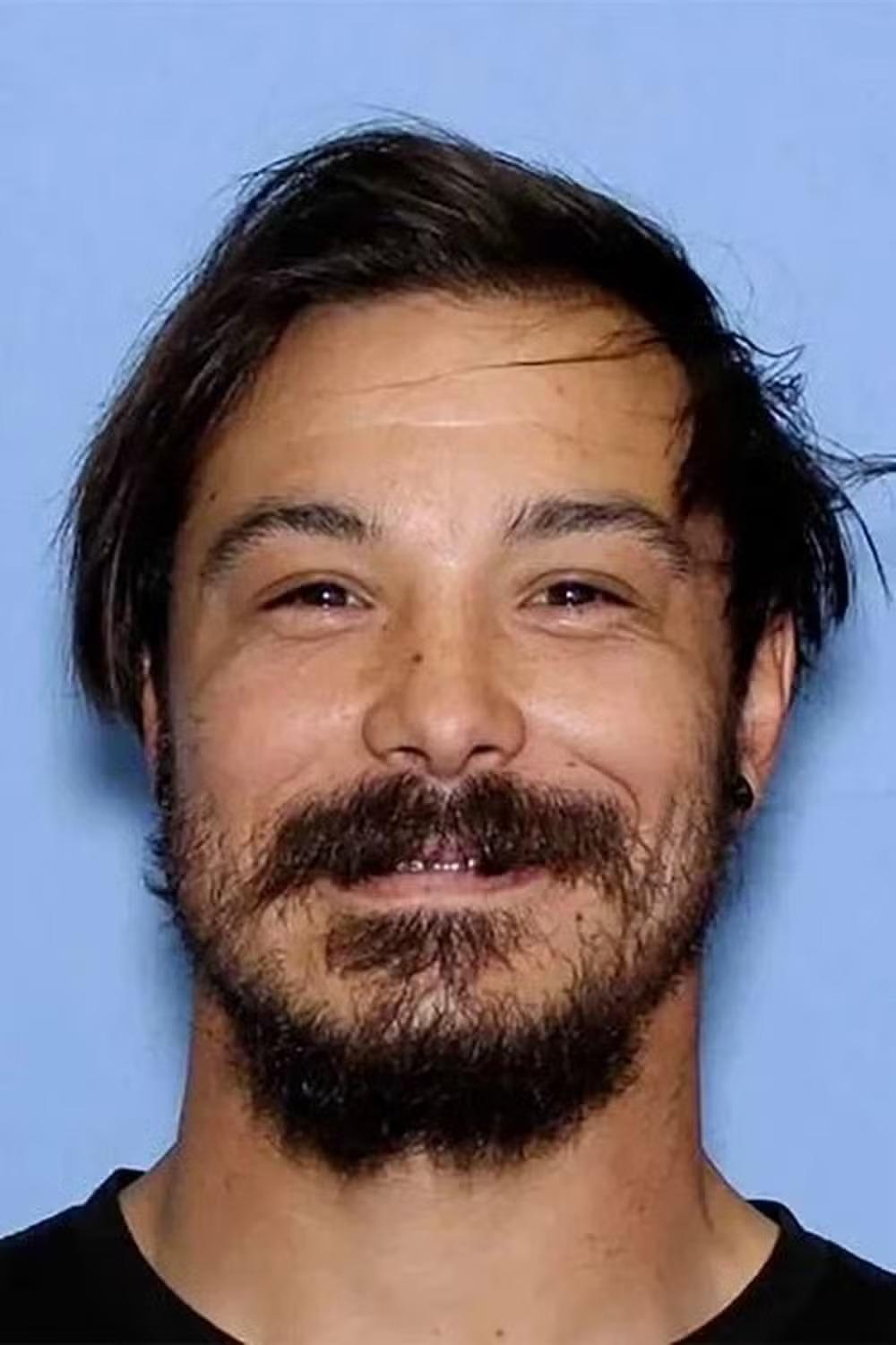Image: https://mulherinteressante.com/wp-content/uploads/2025/06/postiimg-6840e670d26863166.jpeg Travis Decker de 32 anos que serviu s foras armadas e possui amplo preparo para lidar com condies extremas