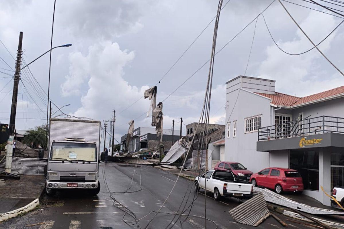 Casas foram destelhadas e postes arrancados durante vendaval