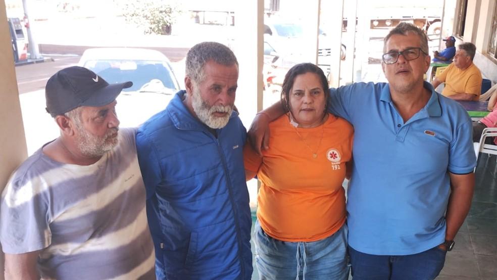 Enilson e os irmos aps o reencontro Foto ReproduoArquivo pessoal