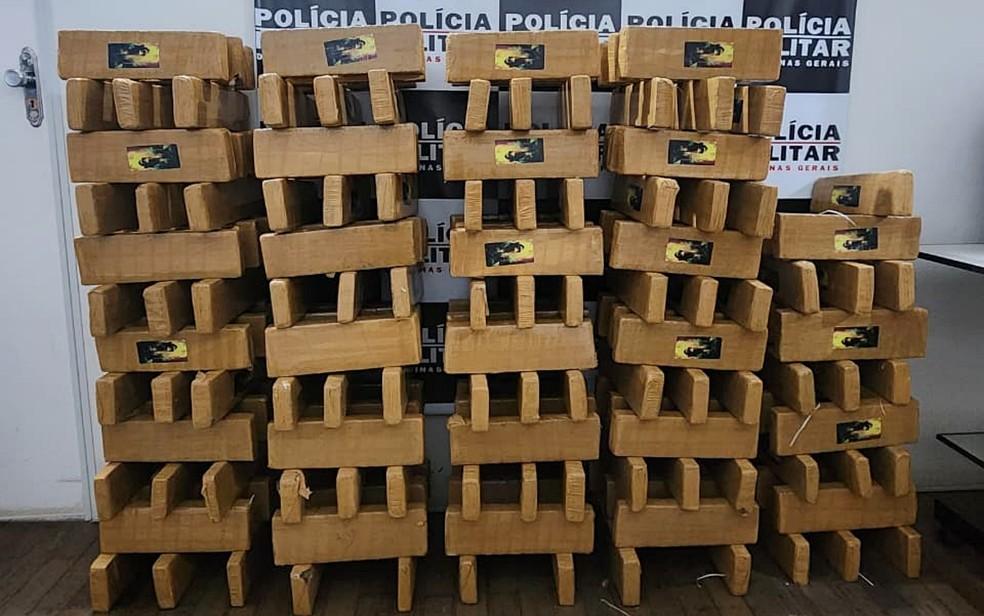 Homem morre aps carro partir ao meio em acidente durante perseguio em Campos Gerais MG Foto Polcia Militar