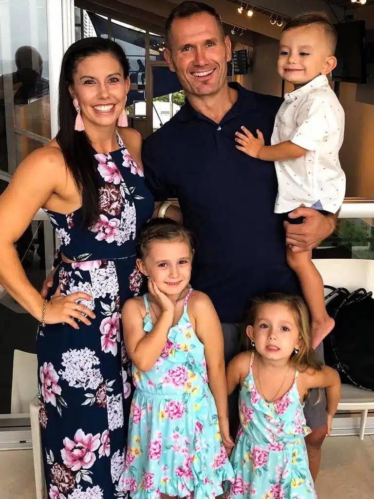 Image: https://mulherinteressante.com/wp-content/uploads/2025/09/postiimg-68b5b7f882a081787.jpg Ex-jogador ao lado da esposa e dos filhos