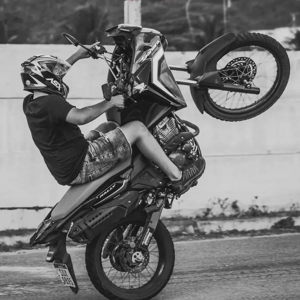 Adolescente morreu em acidente aps realizar manobra conhecida como grau Foto ReproduoRedes Sociais