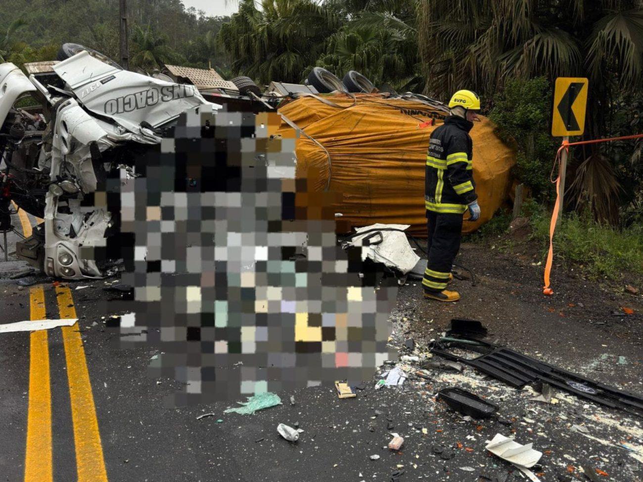 Batida entre dois caminhes mata motorista e trava trnsito na SC-340