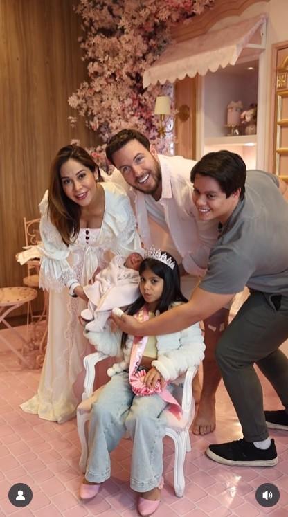 Mara Cardi e Thiago Nigro com os filhos - ReproduoInstagram mairacardi