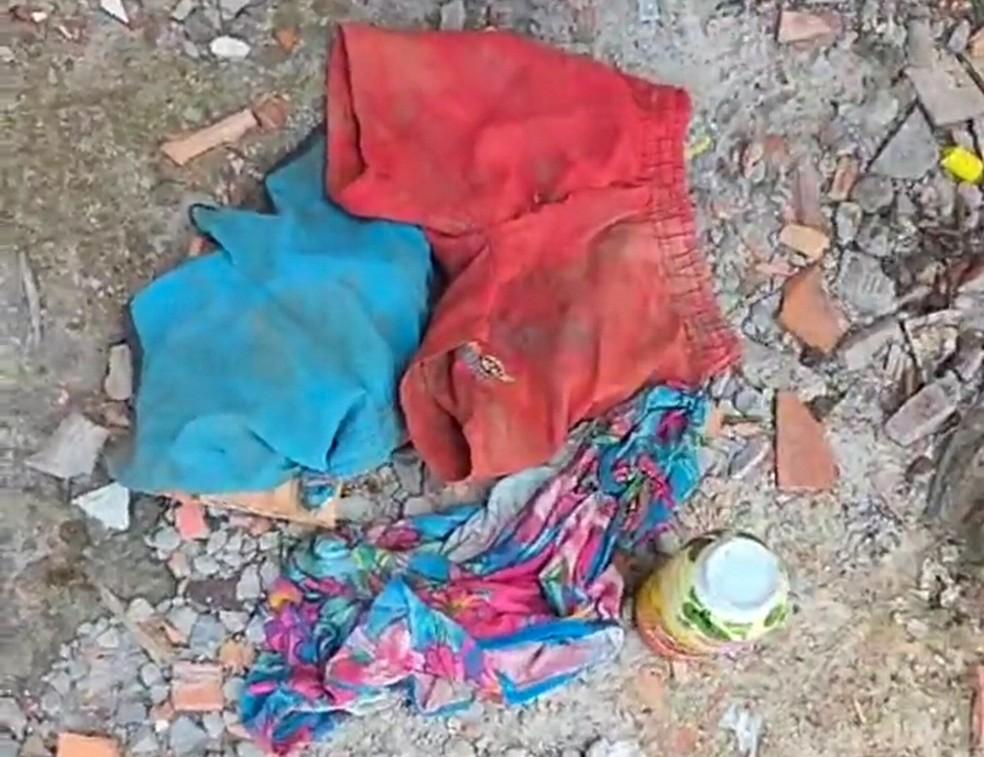 Voluntrios encontram novas peas de roupas infantis em rea de matagal durante buscas pelos irmos desaparecidos em Bacabal Foto ReproduoRomarinho Bacabal