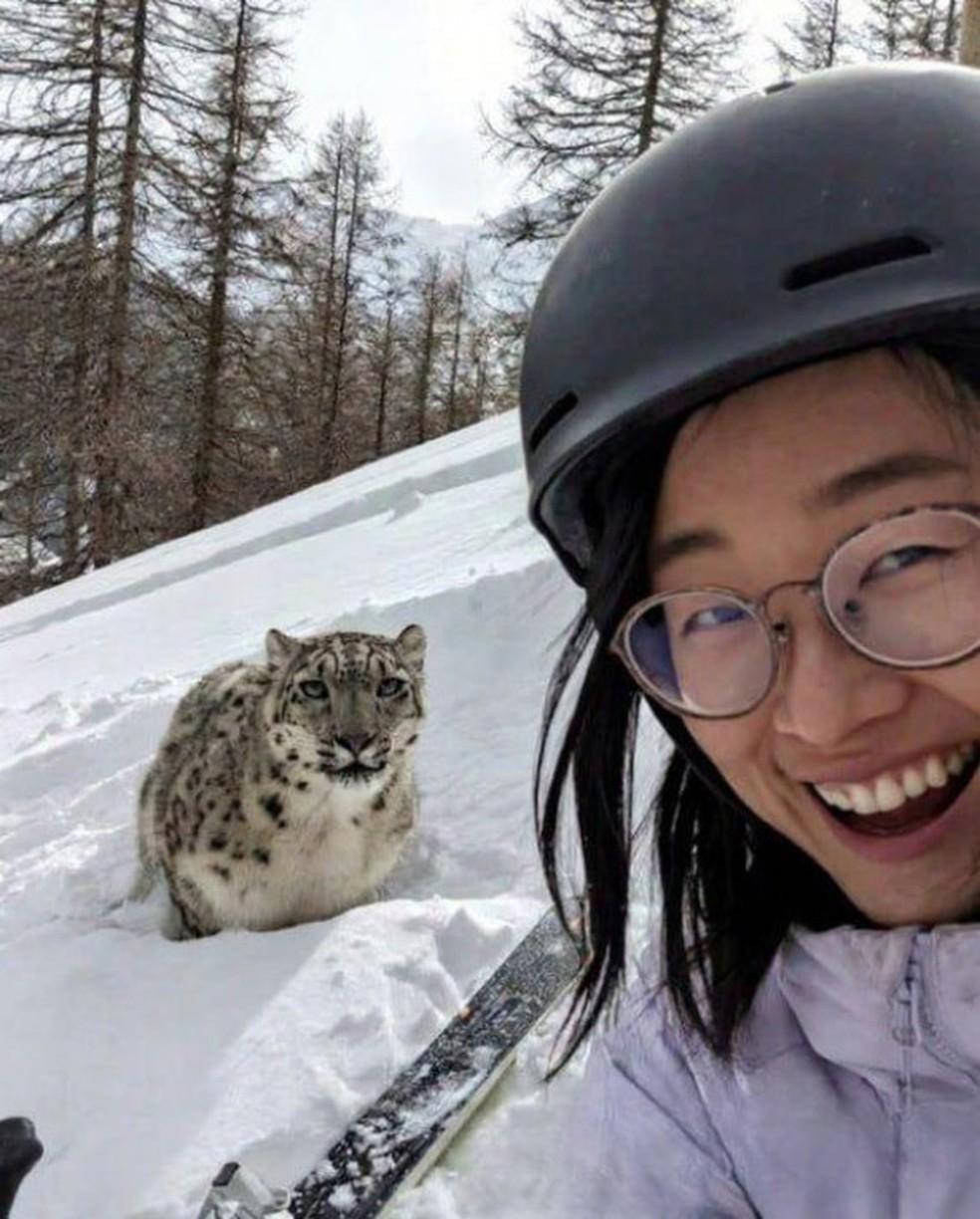 Revelada a selfie de turista antes de ser atacada por leopardo-da-neve na China Foto ReproduoX