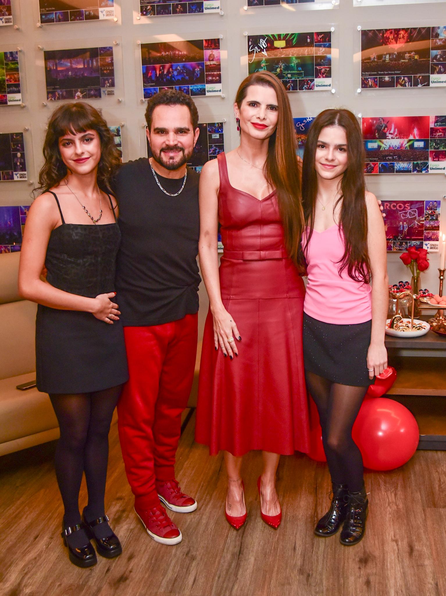 Luciano Camargo surge com a esposa e filhas e d beijo apaixonado na mulher