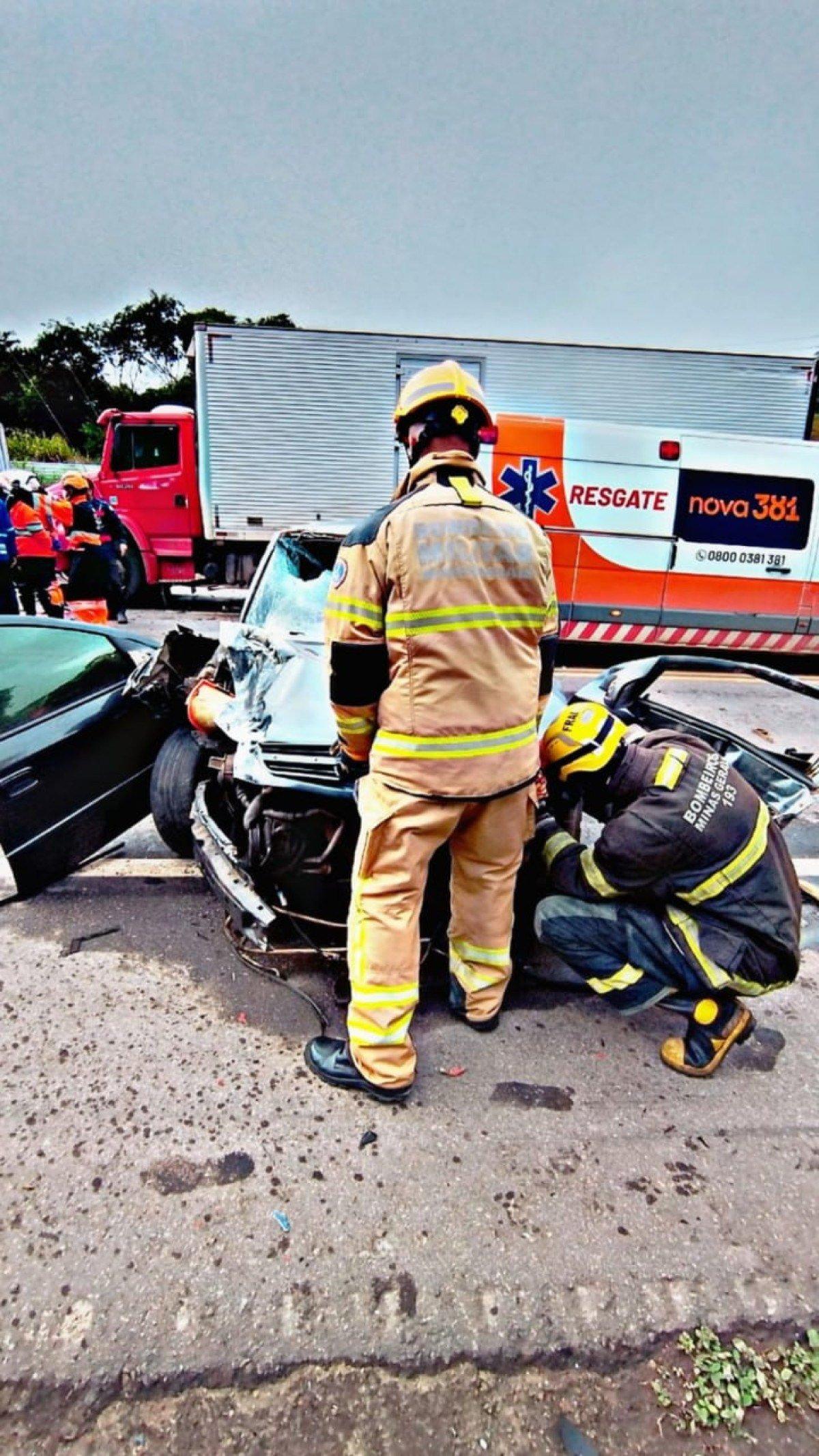 Bombeiros tiveram que desencarcerar o motorista do veculo -Corpo de BombeirosReproduo