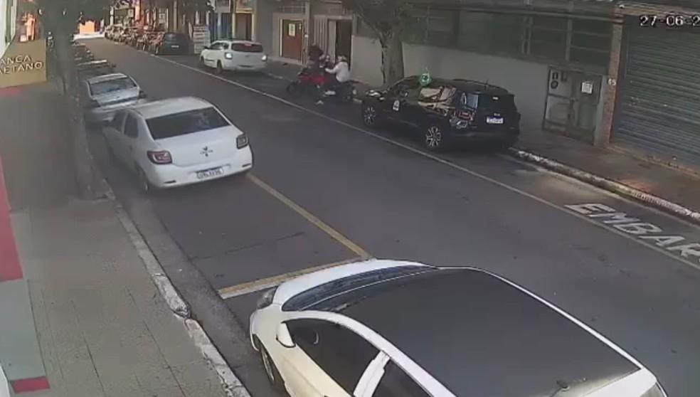 Cmera de segurana registrou suspeitos de atirarem em tenente da Rota momentos antes do crime Foto Reproduo